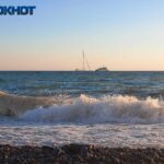 Трёхметровые волны обрушатся на побережье Краснодарского края